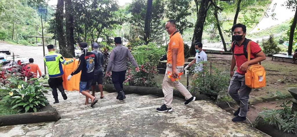 Proses evakuasi potongan kaki manusia yang ditemukan di aliran sungai dari air terjun Grojogan Sewu, Kabupaten Karanganyar, Jawa Tengah, Kamis (23/2/2023). Aparat kepolisian masih menyelidiki identitas pemilik potongan tubuh tersebut.