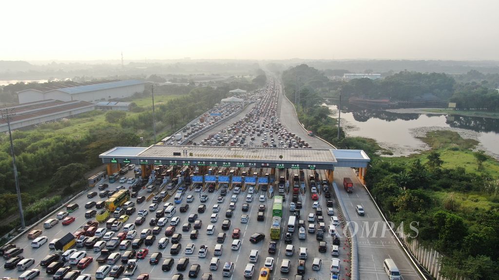 A queue of cars for travelers stuck in traffic at the Cikampek Utama Toll Gate, Karawang, West Java, Wednesday (19/4/2023) morning.