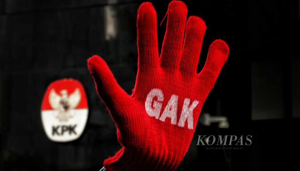 Sarung tangan dengan simbol Gerakan Antikorupsi dikenakan seorang aktivis yang bergabung dalam Koalisi Masyarakat Sipil Antikorupsi menggelar aksi Save KPK di depan Gedung KPK, Jakarta, Senin (10/4/2023). Aksi ini menyuarakan keprihatinan terhadap KPK di bawah kepemimpinan Ketua KPK Firli Bahuri yang kontroversial. 