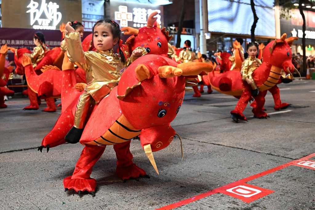 Anak-anak Hong Kong ikut karnaval perayaan Imlek pada Sabtu (10/2/2024).