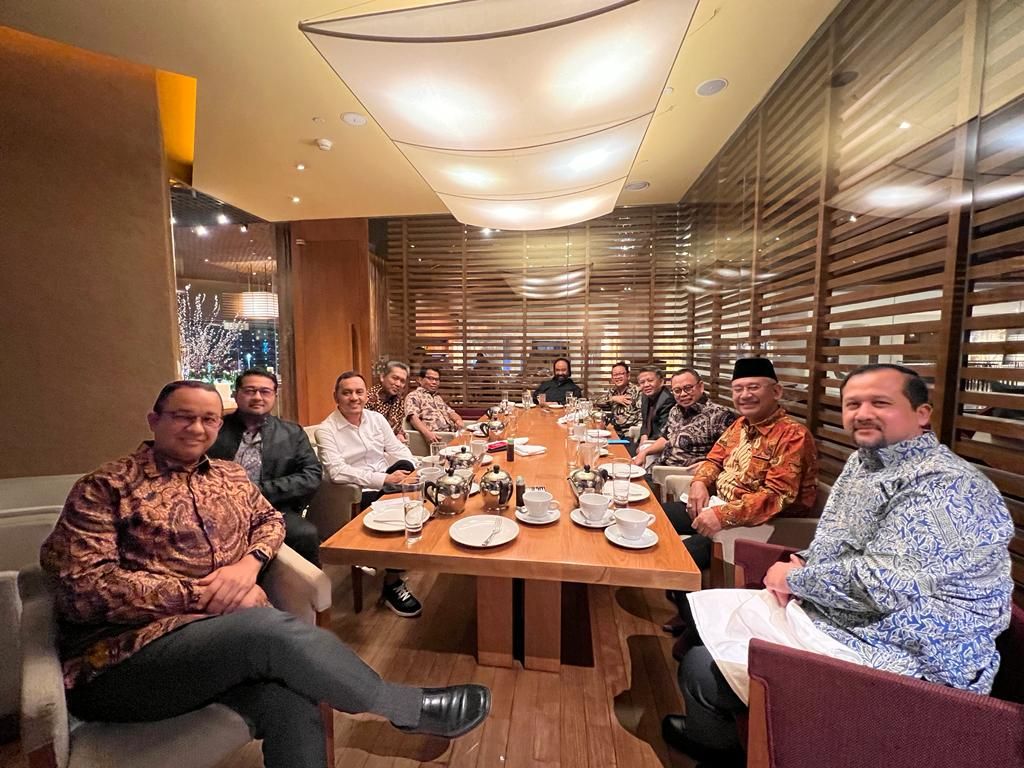 Anggota lengkap Tim Delapan, Ketua Umum Partai Nasdem Surya Paloh, dan bakal calon presiden dari Koalisi Perubahan untuk Persatuan (KPP) foto bersama saat pertemuan di Grand Hyatt, Jakarta, Kamis (24/8/2023).