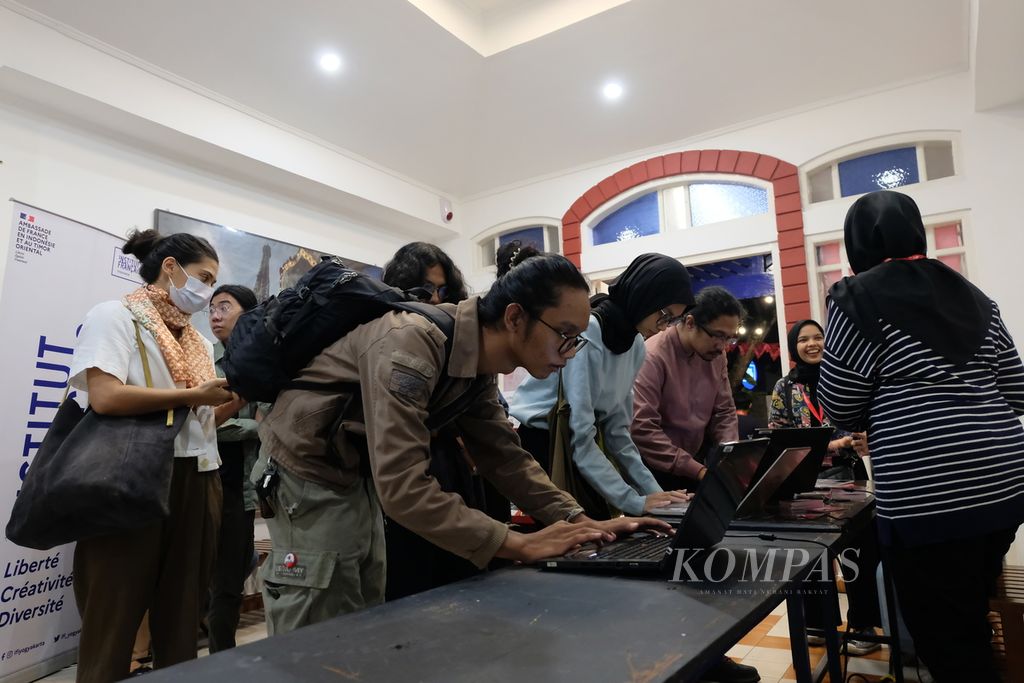 Audiens mendaftarkan diri untuk mengikuti penayangan film di Institut Fran&ccedil;ais Indon&eacute;sie-Lembaga Indonesia Perancis Yogyakarta pada Senin (4/12/2023) di Yogyakarta. Penayangan film ini merupakan bagian dari rangkaian Festival Film Dokumenter (FFD) 2023 yang berlangsung pada 3-9 Desember 2023. Ada 84 film dari 42 negara yang ditayangkan di festival tahunan ini.