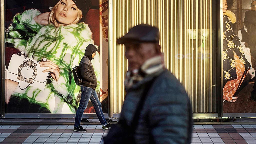 Warga melintasi pusat pertokoan di Beijing, China, Rabu (6/12). Di tengah pertumbuhan ekonomi China yang tergolong tinggi, Dana Moneter Internasional (IMF) memberi peringatan tentang risiko yang dihadapi sistem keuangan negara itu. 