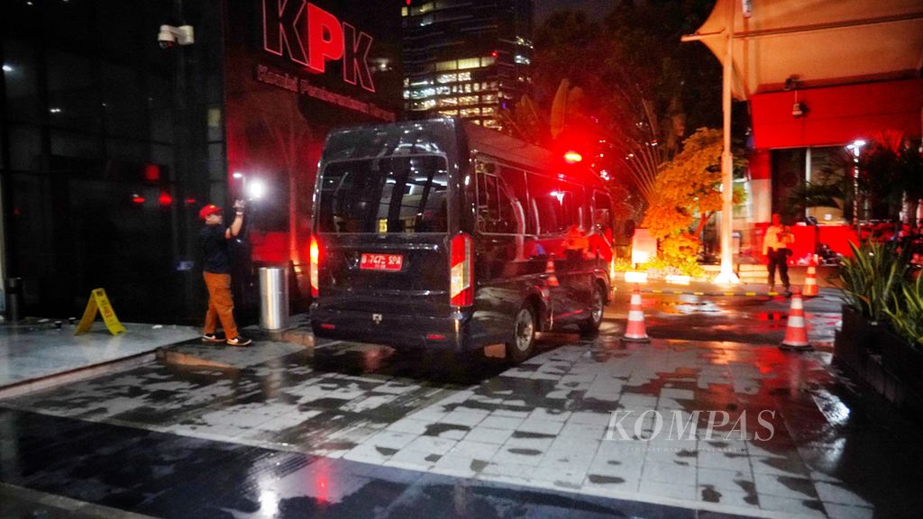 Mobil tahanan yang digunakan mengangkut serombongan pegawai rumah tahanan KPK yang ditahan dan berangkat dari Gedung KPK, Jakarta, Jumat (15/3/2024).  