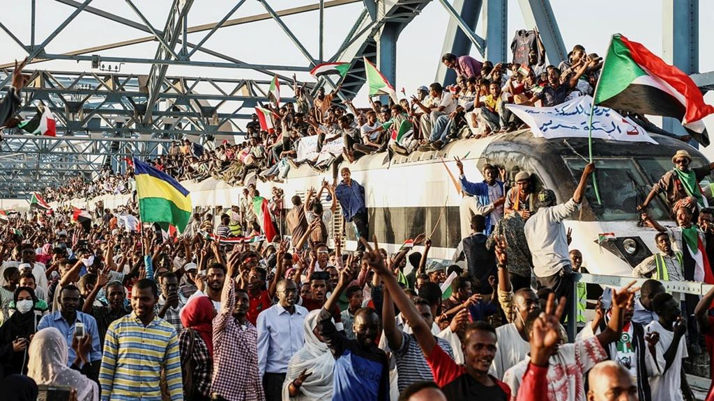 Pengunjuk rasa di Khartum, ibu kota Sudan, tampak memenuhi rangkaian kereta api. Foto yang diambil pada Selasa (23/4/2019) itu menunjukkan rangkaian unjuk rasa nasional yang menuntut militer menyerahkan kekuasaan kepada otoritas sipil pasca-tergulingnya Presiden Omar al-Bashir awal bulan ini.