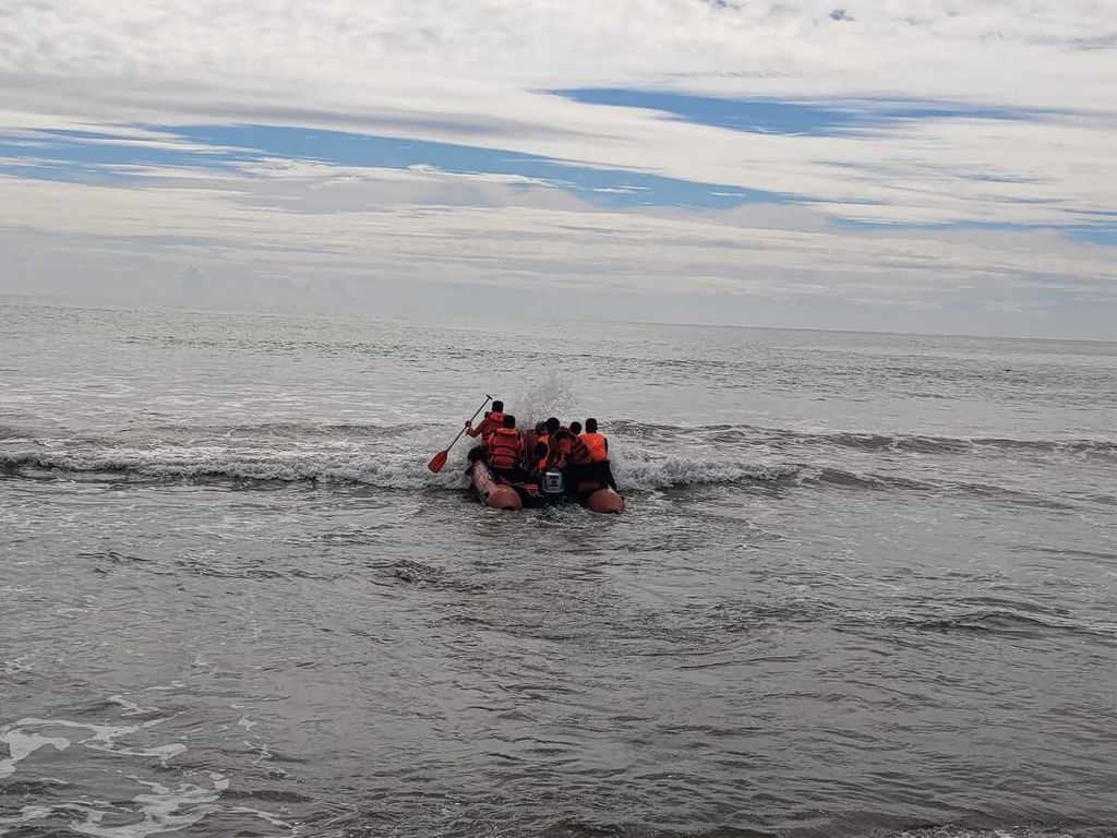 Tim SAR gabungan menyisir pantai mencari Naira (12), siswa sekolah dasar, yang tenggelam saat mandi-mandi di Pantai Tan Sridano, Kelurahan Taluak, Kecamatan Batang Kapas, Pesisir Selatan, Sumatera Barat, Sabtu (17/12/2022).