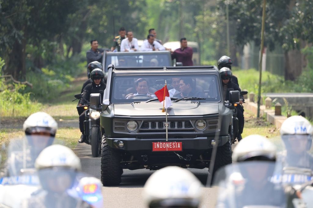 Menteri Pertahanan Prabowo Subianto saat mengemudikan kendaraan taktis di gudang amunisi milik PT Pindad (Persero), di Malang, Jawa Timur, Senin (24/7/2023). Presiden Joko Widodo bersama Ny Iriana Jokowi, dan Menteri BUMN Erick Thohir menjadi penumpangnya.
