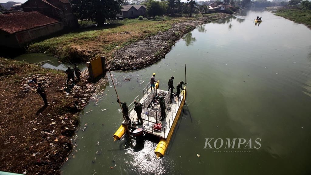 A number of TNI soldiers and residents cleaned up trash that had settled in the Citarum Lama stream in Bojongsoang, Bandung Regency, West Java, Wednesday (21/2/2018).