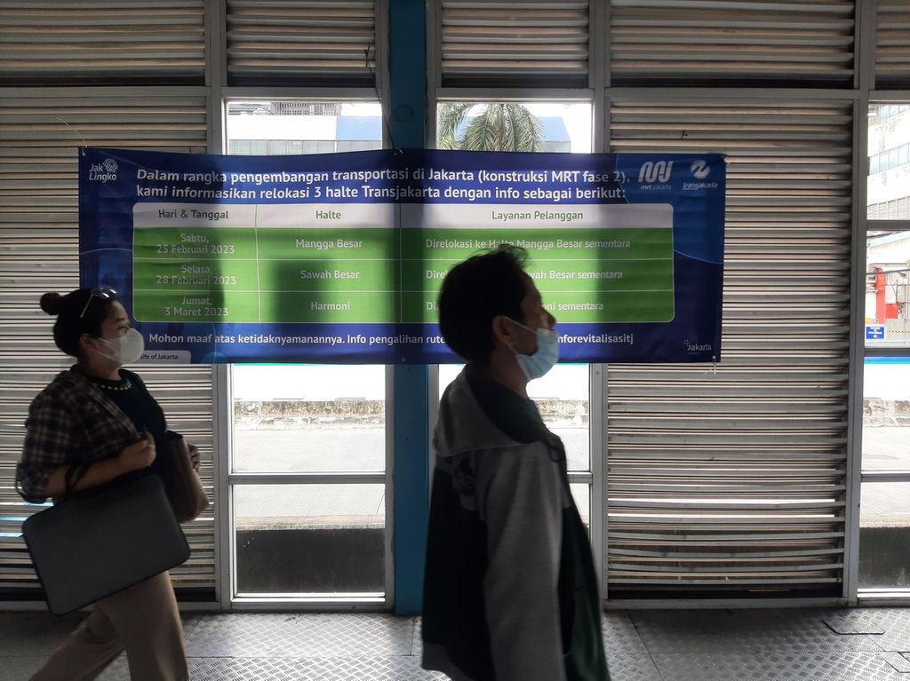 Salah satu papan informasi terkait penutupan halte bus Transjakarta yang terdampak proyek MRT fase 2 paket kontrak (CP) 202 Harmoni-Mangga Besar di Halte Harmoni, Jakarta Pusat, Senin (27/2/2023). Tiga halte Transjakarta akan direlokasi dan dipindahkan ke halte sementara. 