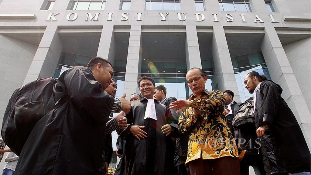 Komisioner Komisi Yudisial Maradaman Harahap (berbaju Batik) menerima puluhan advokat muda yang tergabung dalam Koalisi Advokat Muda Indonesia dan Perhimpunan Bantuan Hukum dan Hak Asasi Manusia di kantor Komisi Yudisial, Jakarta, Kamis (18/5/2017). 