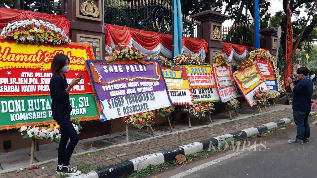 Karangan bunga mengenai dorongan dan dukungan kepada Polri untuk mengungkap dan menuntaskan kasus tewasnya Brigadir Nofriansyah Yosua Hutabarat yang berjejer di salah satu sudut Mabes Polri di Jakarta, Senin (8/8/2022).