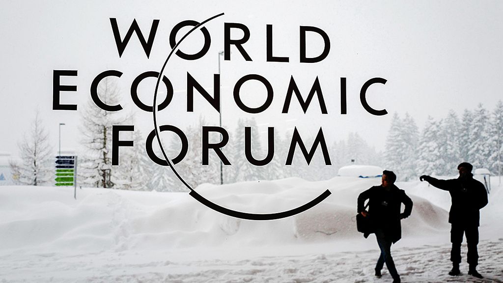 Seorang pria berada di luar gedung Pusat Kongres Davos menjelang pembukaan Forum Ekonomi Dunia  (WEF) 2018, Senin (22/1), di Davos, Swiss timur. Di tengah kebijakannya yang menarik Amerika Serikat  dari sejumlah kerja sama multilateral, Presiden Donald Trump merencanakan untuk menghadiri WEF. 