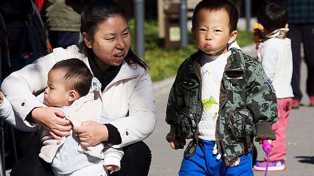 Anak-anak bermain di taman di Beijing, China, Jumat 30 Oktober 2015. Di tahun itu, Partai Komunis China akhirnya melonggarkan kebijakan "satu anak" yang diberlakukan selama ini.