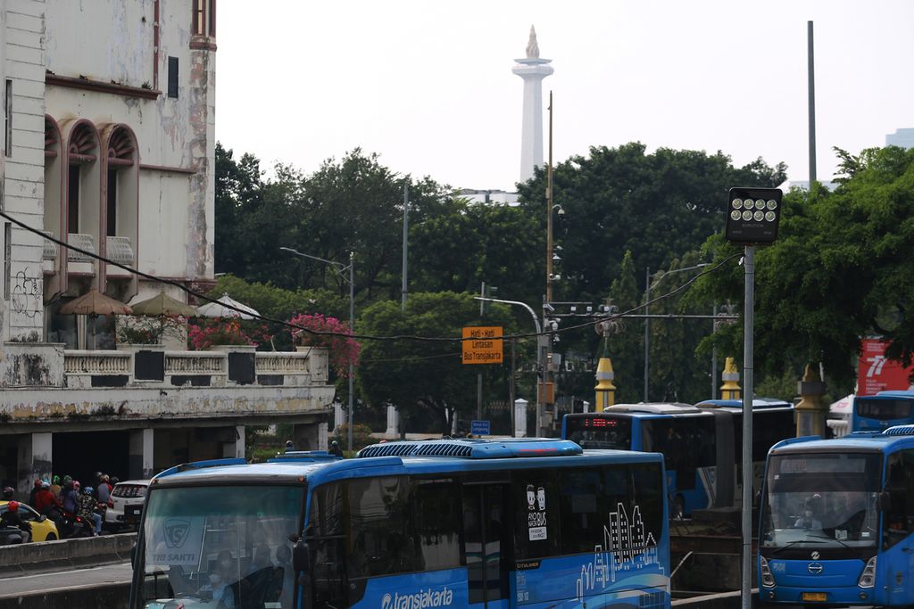 Bus Transjakarta tiba di halte Harmoni, Jakarta Pusat, Kamis (10/06/2022). di Halte Harmoni, merupakan titik transit dari banyak koridor bus Transjakarta.