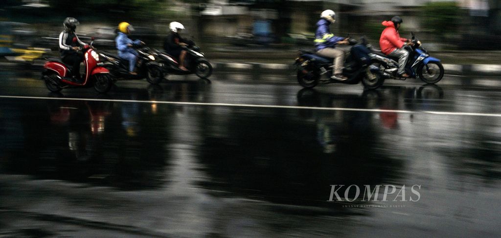Para pengendara melintasi Jalan Jenderal Sudirman, Kota Bogor, Jawa Barat, saat hujan turun, Jumat (17/2/2022). Cuaca hujan yang masih cukup tinggi di masa pancaroba saat ini perlu diwaspadai masyarakat. 