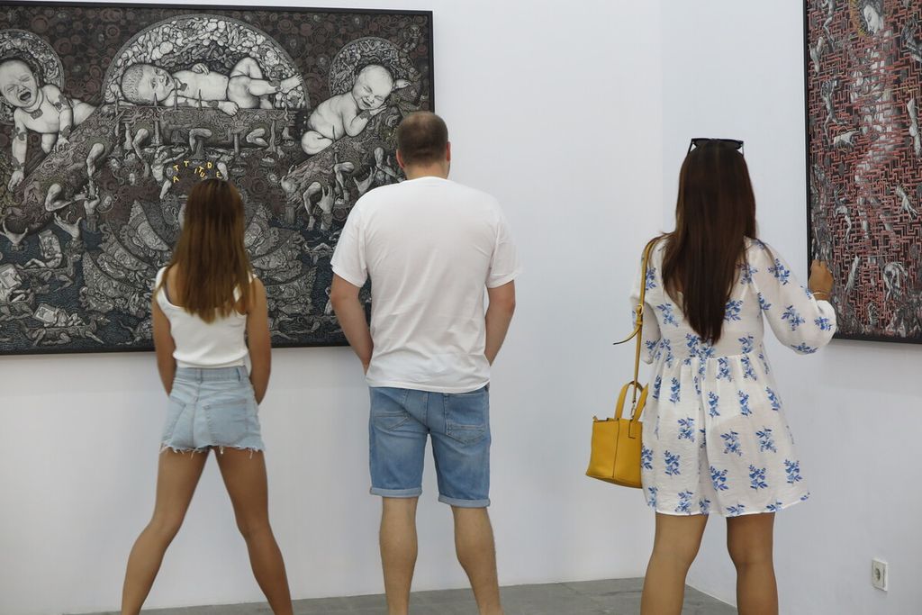 Enam perupa menggelar pameran bertajuk Pretiwimba di Tony Raka Art Gallery Ubud, 15-30 Agustus 2022. Para wisatawan sedang menyaksikan pameran yang dibuka pada Senin (15/8/2022) oleh peneliti budaya asal Perancis, Jean Couateau.