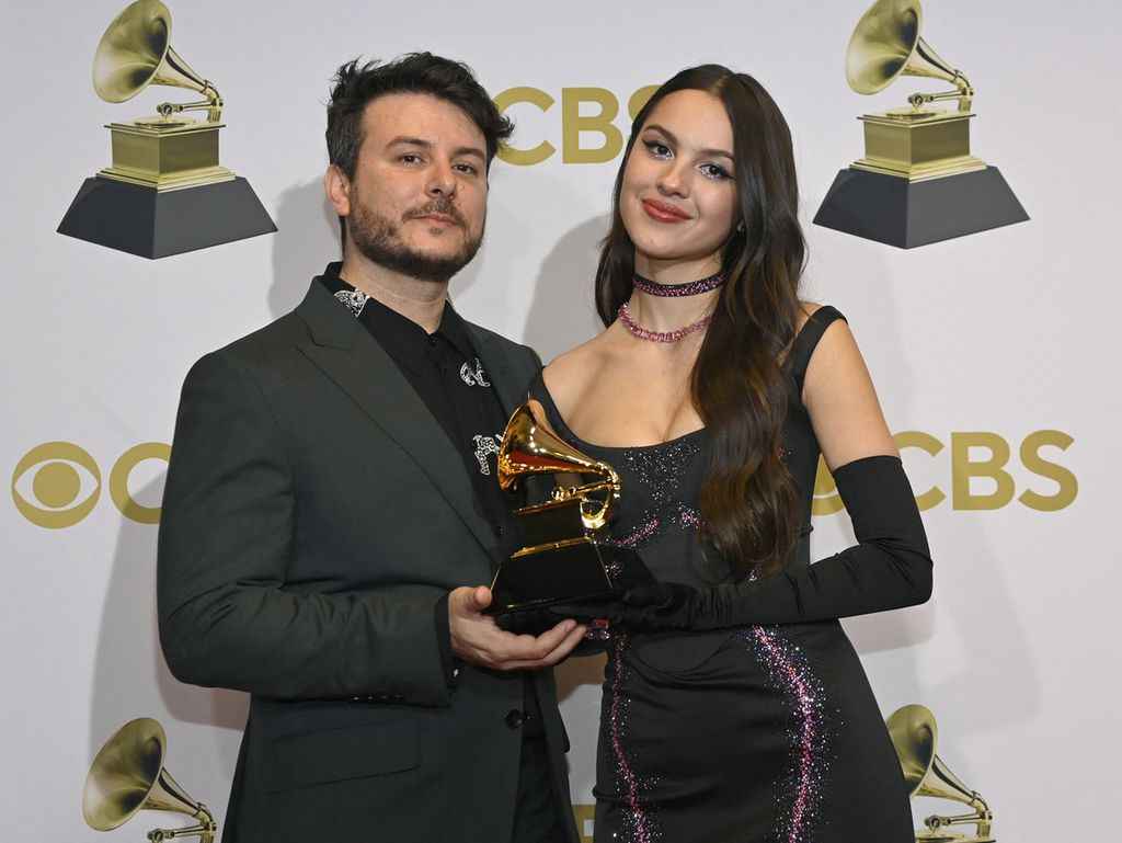 Dan Nigro dan Olivia Rodrigo berpose di ruang foto pemenang Grammy Awards ke-64. Ajang penghargaan musik dunia ini berlangsung di MGM Grand Garden Arena, Las Vegas, AS, Minggu (3/4/2022) waktu setempat. 