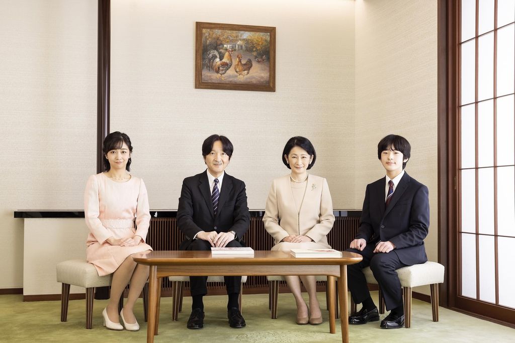 Dalam foto yang disediakan Badan Rumah Tangga Kekaisaran Jepang ini, Pangeran Akishino (kiri tengah), Putri Kiko (kanan tengah), Putri Kako (paling kiri), dan Pangeran Hisahito, berpose saat sesi foto Tahun Baru di kediaman kekaisaran Akasaka di Tokyo, Sabtu , 24 Desember 2022. 