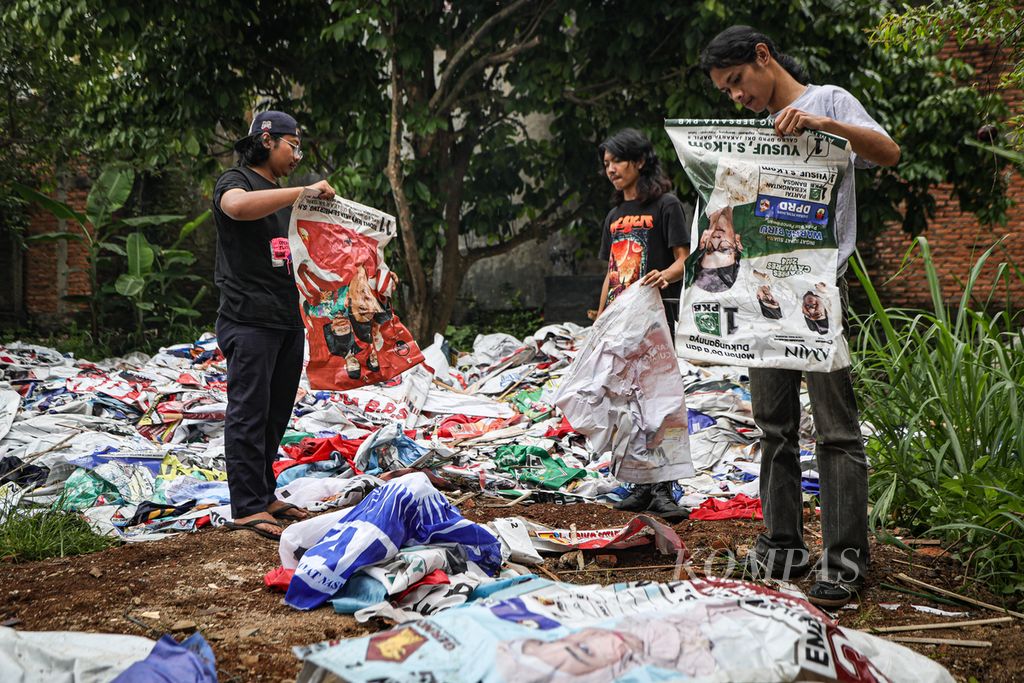 Perajin memilah alat peraga kampanye yang akan diolah menjadi barang bernilai jual di rumah produksi Gudskul Rekayasa dan Dicoba-coba di Jagakarsa, Jakarta Selatan, Rabu (21/2/2024).