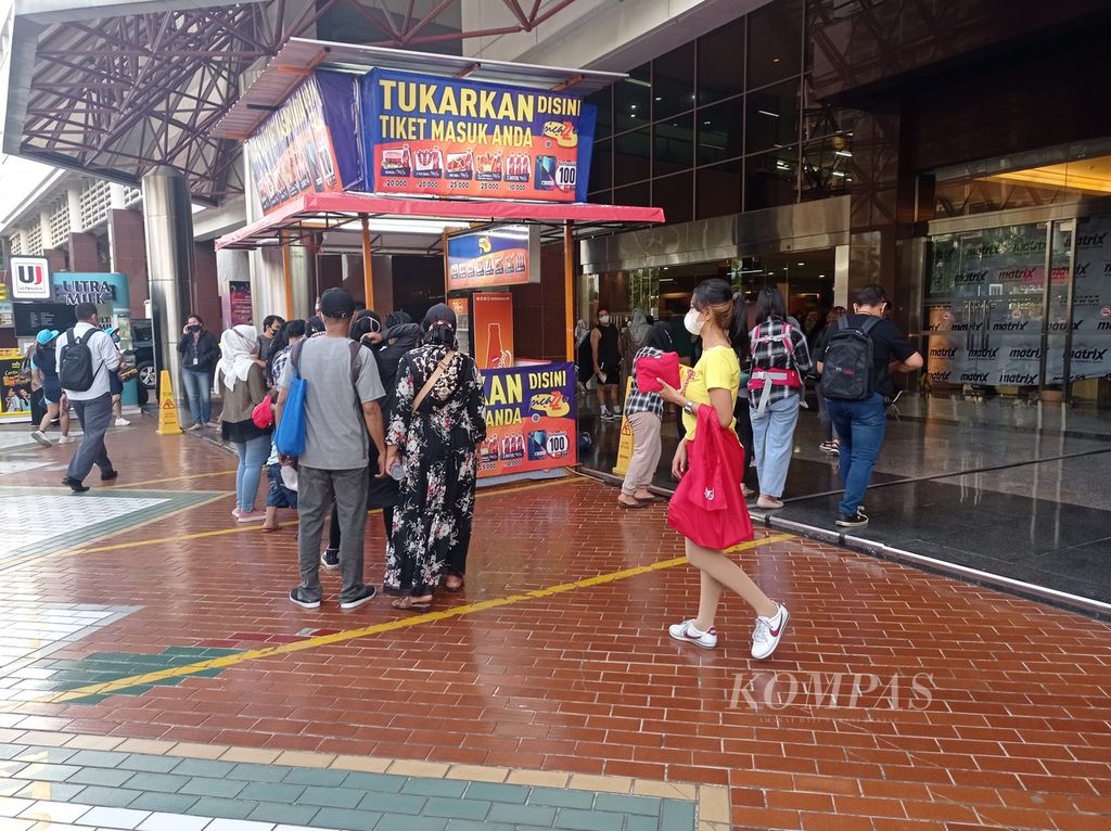<i>Sales promotion girl</i> atau pramuniaga mencari calon pembeli dalam acara Jakarta Fair Kemayoran atau Jakarta Fair Kemayoran di Jakarta International Expo, Kemayoran, Jakarta Pusat, Selasa (14/6/2022).
