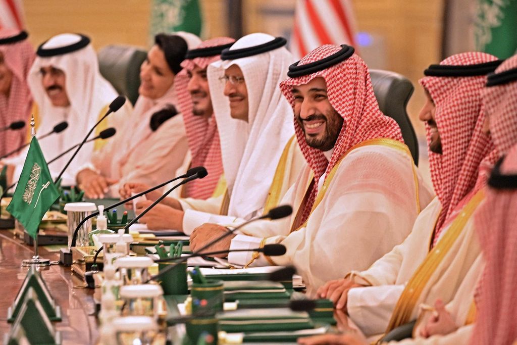  Putra Mahkota Arab Saudi Mohammed bin Salman (ketiga dari kanan) menerima kunjungan Presiden AS Joe Biden (tidak terlihat) di Istana Al Salam, Jeddah, Arab Saudi, 15 Juli 2022.