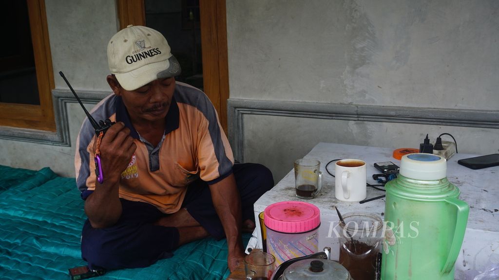 Seorang sukarelawan memantau kondisi perkembangan Gunung Merapi melalui <i>handie talkie</i>, di Desa Balerante, Kecamatan Kemalang, Kabupaten Klaten, Jawa Tengah, Kamis (10/3/2022). Pemantauan dilakukan rutin oleh warga setempat secara sukarela.