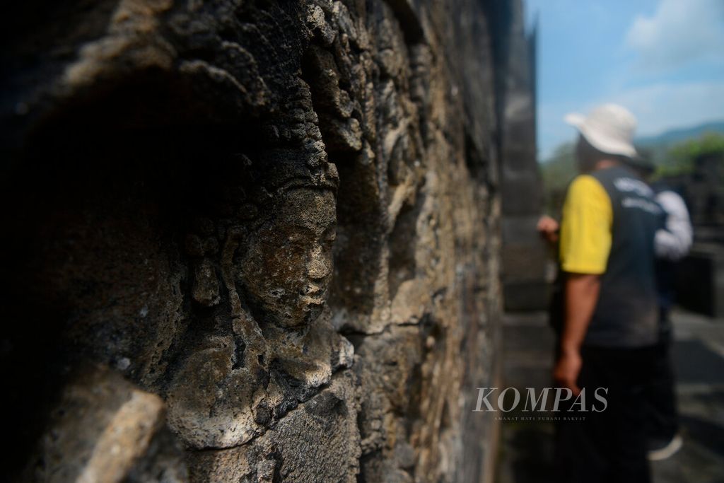 Petugas dari Balai Konservasi Candi Borobudur memperlihatkan kerusakan yang terjadi pada bangunan Candi Borobudur di Kabupaten Magelang, Jawa Tengah, Selasa (7/6/2022).