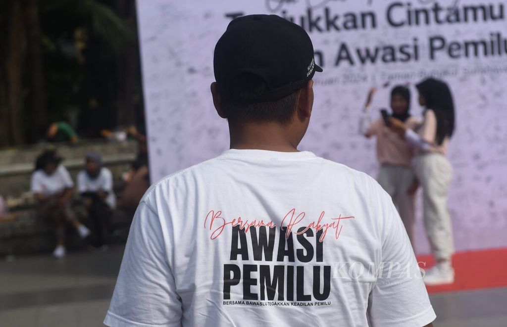 Seorang anggota Panwas menghadiri acara Bawaslu Surabaya di <i>car free day</i> bertema Tunjukan Cintamu dengan Awasi Pemilu, di Taman Bungkul, Surabaya, Minggu (4/2/2024). 