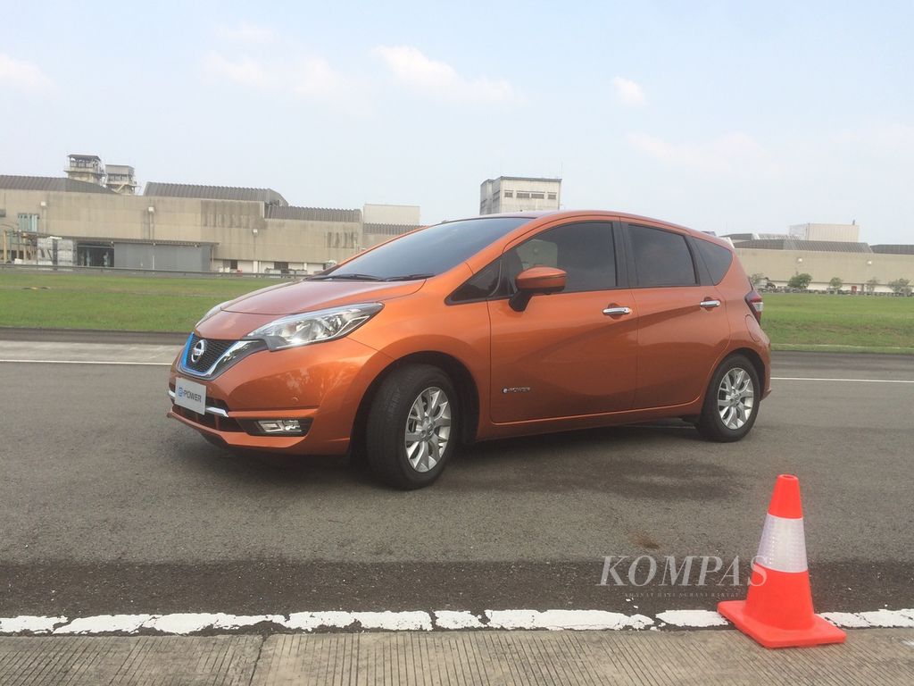Uji perdana mobil berpenggerak listrik Nissan Note e-Power di sirkuit tes Bridgestone Proving Ground Indonesia di Karawang, Jawa Barat, Senin (23/10).