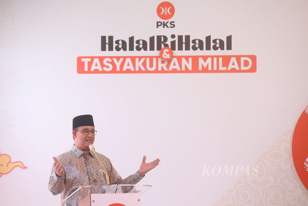 Mantan calon presiden nomor urut 1, Anies Baswedan, memberi sambutan saat Halalbihalal dan Tasyakuran Milad Ke-22 Partai Keadilan Sejahtera di kantor DPP PKS, Jakarta, Sabtu (27/4/2024). 