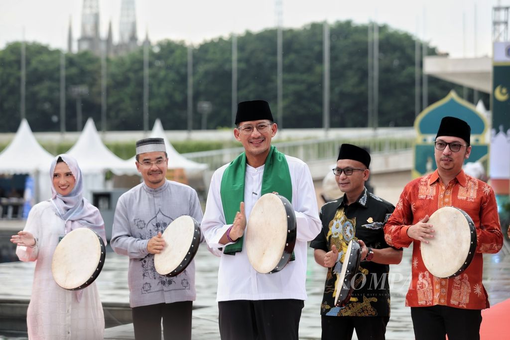 Menteri Pariwisata dan Ekonomi Kreatif Sandiaga Uno (tiga kiri) membuka acara Djakarta Ramadhan Fair 2024 di Taman Lapangan Banteng, Jakarta Pusat, Jumat (15/3/2024).