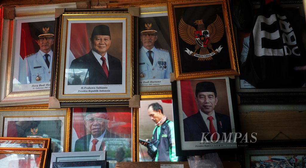 Foto Prabowo Subianto sebagai presiden 2024-2029 dijual di salah satu lapak pedagang poster dan lukisan di kawasan Pasar Baru, Jakarta Pusat, Minggu (31/3/2024). 