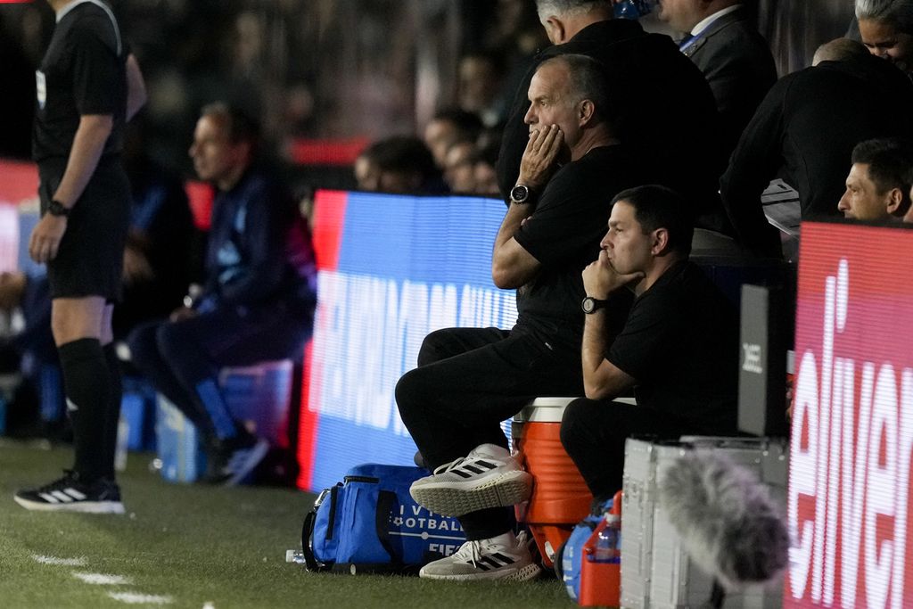 Pelatih Uruguay Marcelo Bielsa duduk di bangku cadangan saat pertandingan sepak bola kualifikasi Piala Dunia FIFA 2026 di Stadion La Bombonera di Buenos Aires, Argentina, Jumat (17/11/2023). 