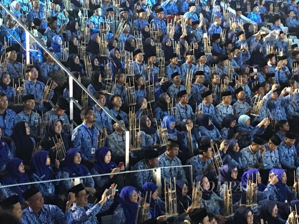 Para aparatur sipil negara memperingati hari jadi ke-47 Korpri di Istora Senayan, Kamis (29/11/2018). Mereka memainkan lagu ‘Rayuan Pulau Kelapa’ dengan angklung bersama-sama. Upacara peringatan HUT Korpri ini langsung dipimpin Presiden Joko Widodo.