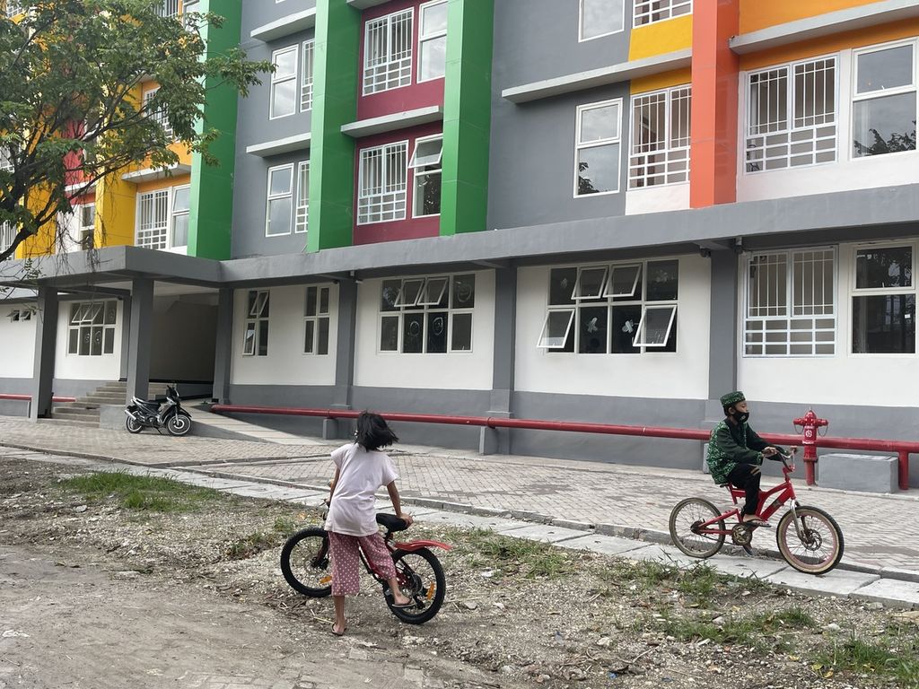 Rumah susun sewa (rusunawa) yang dikelola Pemerintah Kota Surabaya di Kecamatan Gunung Anyar merupakan tahap kedua setelah tahap pertama di sebelahnya sudah beroperasi sejak 2021. Jalan akses satu-satunya yang berada di depan rusunawa, seperti terlihat pada Selasa (8/2/2022), kini menjadi sempit karena banyak kendaraan roda empat diparkir sepanjang hari.