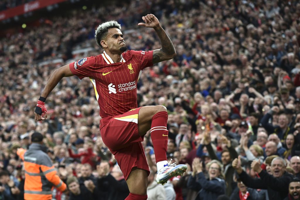 Pemain Liverpool, Luis Diaz, merayakan golnya ke gawang Brentford pada laga Liga Inggris di Stadion Anfield, Liverpool, Minggu (25/8/2024). Liverpool menang 2-0 pada laga itu.