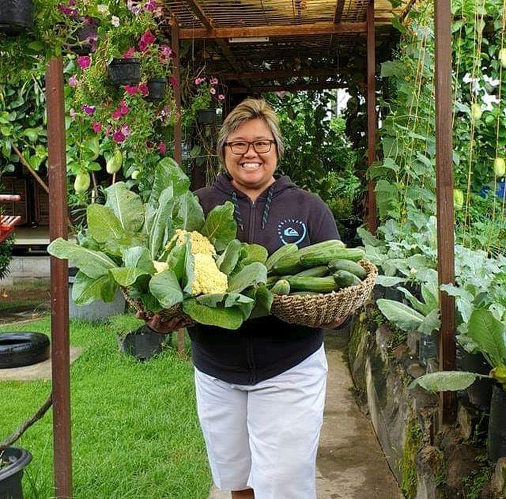 Bertha Suranto dengan sayuran-sayuran hidroponik yang menjadi bahan baku utama di Joglo Ndeso Resto yang dikelolanya di Kecamatan Muntilan, Magelang, Jawa Tengah.