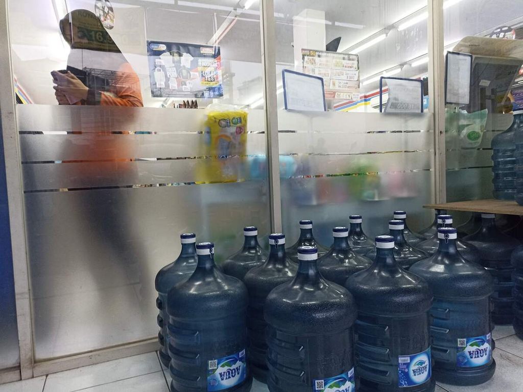 Drinking water in gallons is sold at a mini market in Medan, North Sumatra, on Tuesday (13/9/2022).