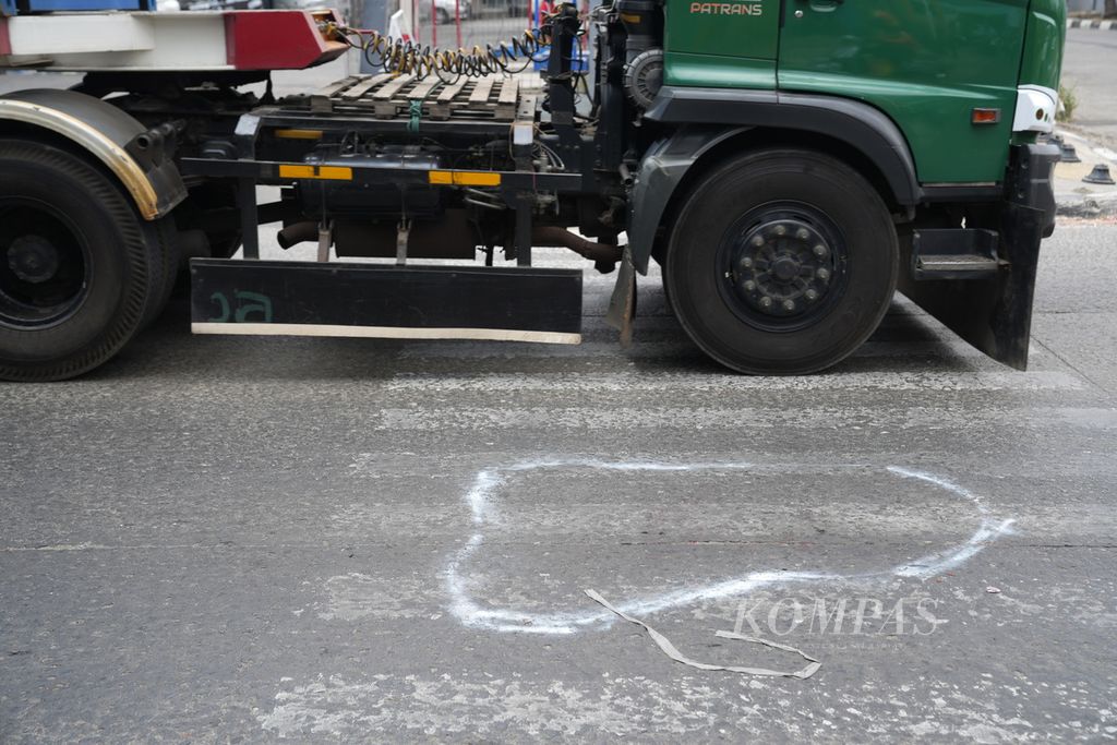 Truk trailer melintasi garis putih posisi korban kecelakaan tabrakan beruntun truk tangki di Jalan Raya Plumpang Semper, Koja, Jakarta Utara, Kamis (5/9/2024). 