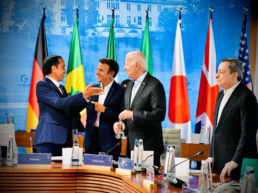 Presiden Joko Widodo berbincang informal dengan Presiden Perancis Emmanuel Macron (kedua dari kiri) dan Presiden AS Joe Biden (kedua dari kanan) sebelum sesi pertama KTT G7, Senin (27/6/2022). Sesi <i>working lunch</i> ini membahas topik perubahan iklim, energi, dan kesehatan.