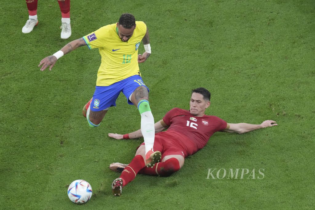 Brazil's Neymar fights for the ball with Serbia's Sasa Lukic in the 2022 World Cup Group G phase at the Lusail Stadium, Qatar, Friday (11/24/2022) early morning WIB. Brazil won 2-0.