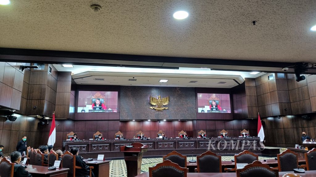 Suasana sidang uji materi Undang-Undang Kitab Undang-undang Hukum Pidana di Mahkamah Konstitusi, Jakarta, Selasa (28/2/2023). Uji materi dihadiri  sembilan hakim konstitusi, para pemohon, perwakilan DPR, dan perwakilan Presiden.