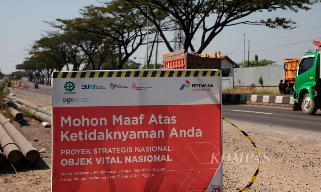 Sebuah tanda peringatan bagi pengguna jalan karena pembangunan jaringan pipa gas bumi di Kecamatan Kaliwungu, Kabupaten Kendal, Jawa Tengah, Senin (22/5/2023). 