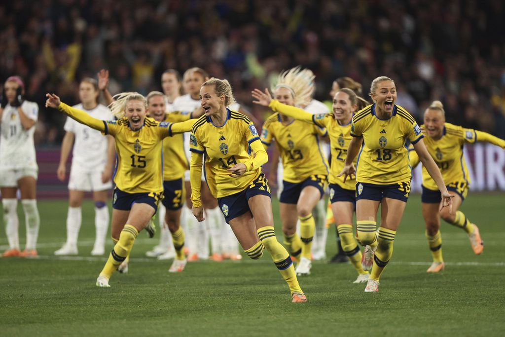 Pemain Swedia merayakan kemenangan atas Amerika Serikat dalam pertandingan 16 besar Piala Dunia Putri 2023 di Stadion AAMI Park, Melbourne, Australia, Minggu (6/8/2023). Swedia mengalahkan AS, 5-4, melalui drama adu penalti setelah hasil 0-0 dalam pertandingan selama 120 menit. 