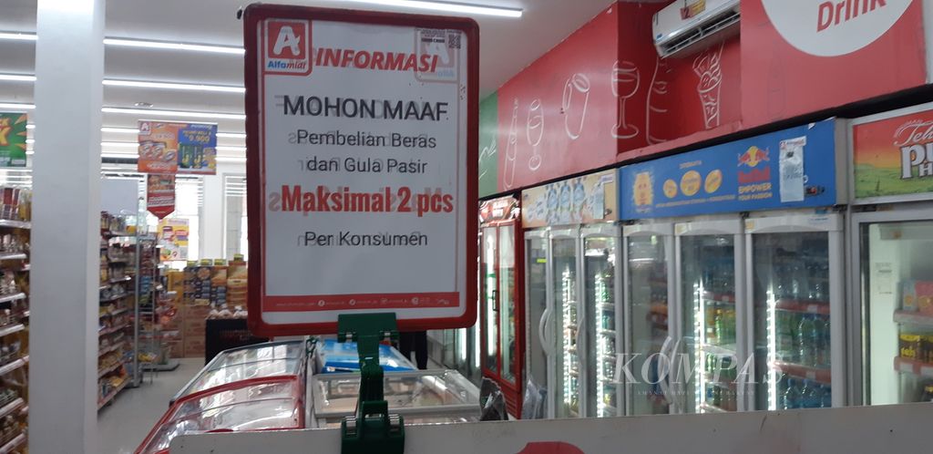 Pengumuman pembatasan jumlah pembelian beras terpampang di ritel Alfamidi di kawasan Pejompongan, Tanah Abang, Jakarta Pusat, Selasa (13/2/2024) siang.