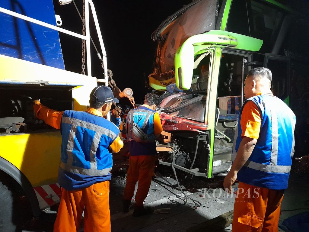 Petugas saat berupaya mengevakuasi kendaraan yang terlibat kecelakaan beruntun di Tol Pandaan-Malang, Minggu (25/9/2022) petang. Satu korban meninggal dalam peristiwa ini.
