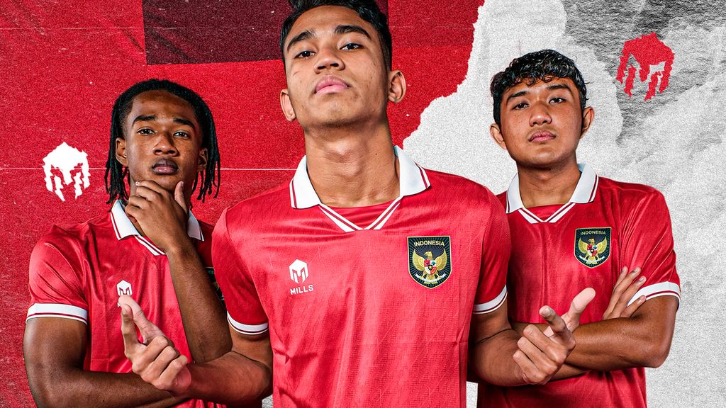 Tiga pemain utama tim nasional Indonesia U-19, yakni Marselino Ferdinan (tengah), Ronaldo Kwateh (kiri), dan Marcell Januar (kanan), menjadi model peluncuran jersei kandang terbaru "Garuda" buatan Mills, Rabu (29/6/2022). Seragam tanding itu akan digunakan pertama kali pada Piala AFF U-19 2022.