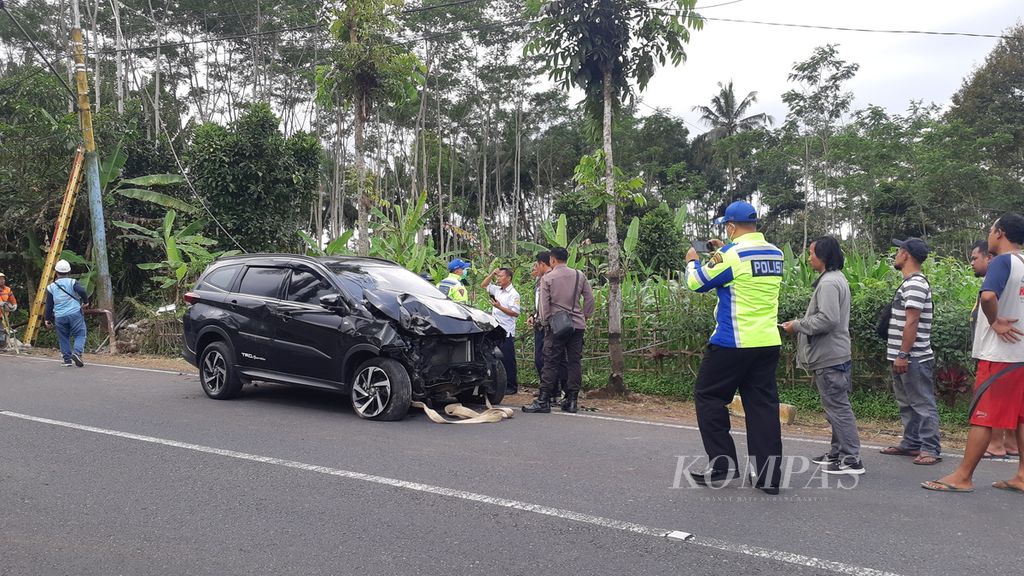Kondisi mobil rusak pada bagian depan setelah kecelakaan di Jalan Raya Baturraden, Banyumas, Jawa Tengah, Rabu (28/9/2022).