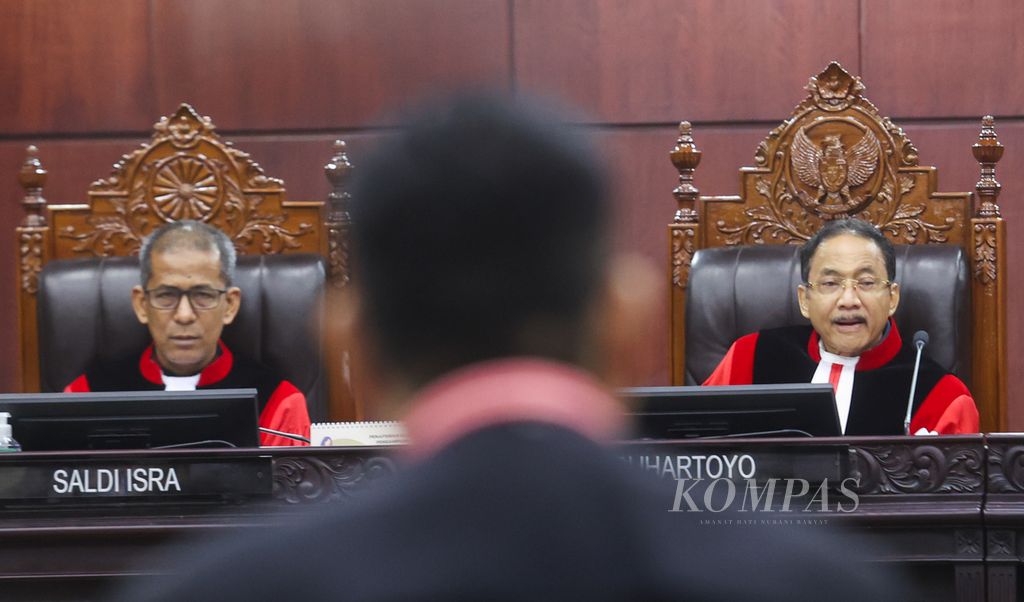 Hakim Konstitusi Suhartoyo (kanan) dan Saldi Isra menyimak tanggapan anggota tim hukum pasangan capres-cawapres nomor urut 2, Otto Hasibuan, saat sidang perkara perselisihan hasil pemilihan umum pemilihan presiden dalam Pemilu 2024 di MK, Jakarta, Kamis (28/3/2024).