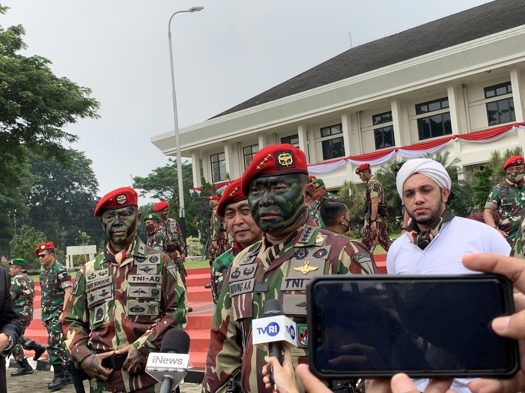 KSAD Jenderal (TNI) Dudung Abdurachman (tengah) seusai menerima Brevet Komando, Antiteror, Para Utama, serta baret merah dan pisau komando emas di Markas Kopassus, Jakarta, Selasa (21/12/2021).